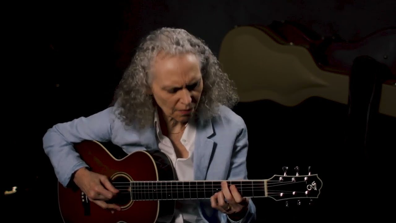 Mimi Fox Performs 