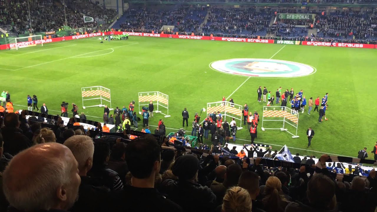 Fans von Arminia Bielefeld feiern Ihre Mannschaft nach der Niederlage