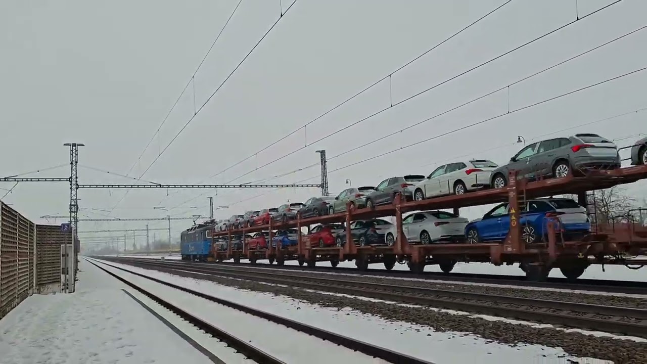 130 022-7 ČDC s loženým autovozem Škoda Auto projíždí přes Brodek směr Ostrava.📽️16.1.2026