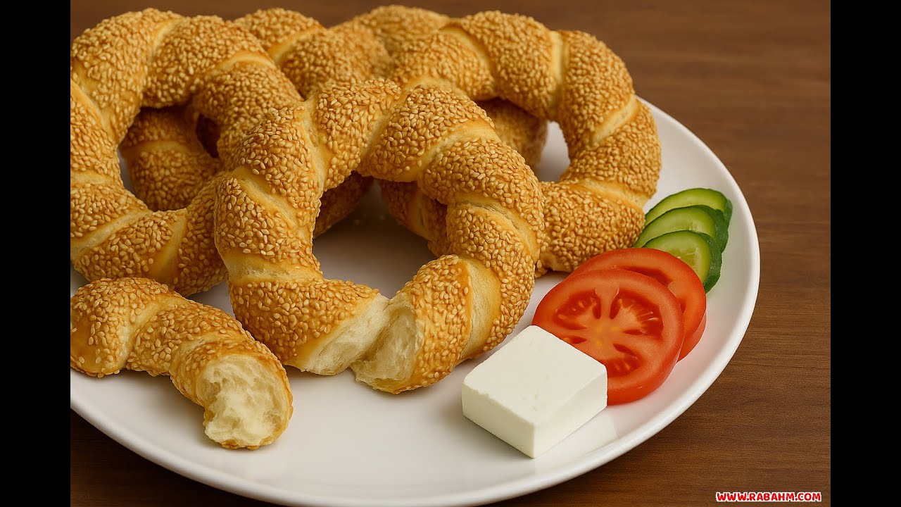 السميت التركي بالسمسم الهش والذهبي مين بدّه يجربه بالبيت؟ 😍🥯