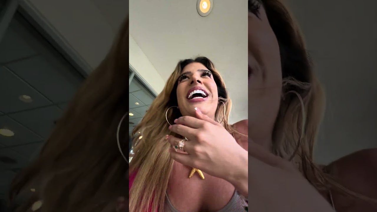 Куры... 😭😭🥹 А их аппарат для мороженого не сломался!