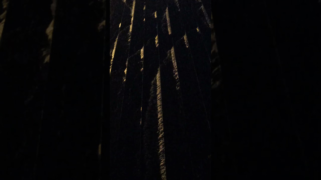 La cascade de la Fondation Vuitton by night m'a hypnotisée.