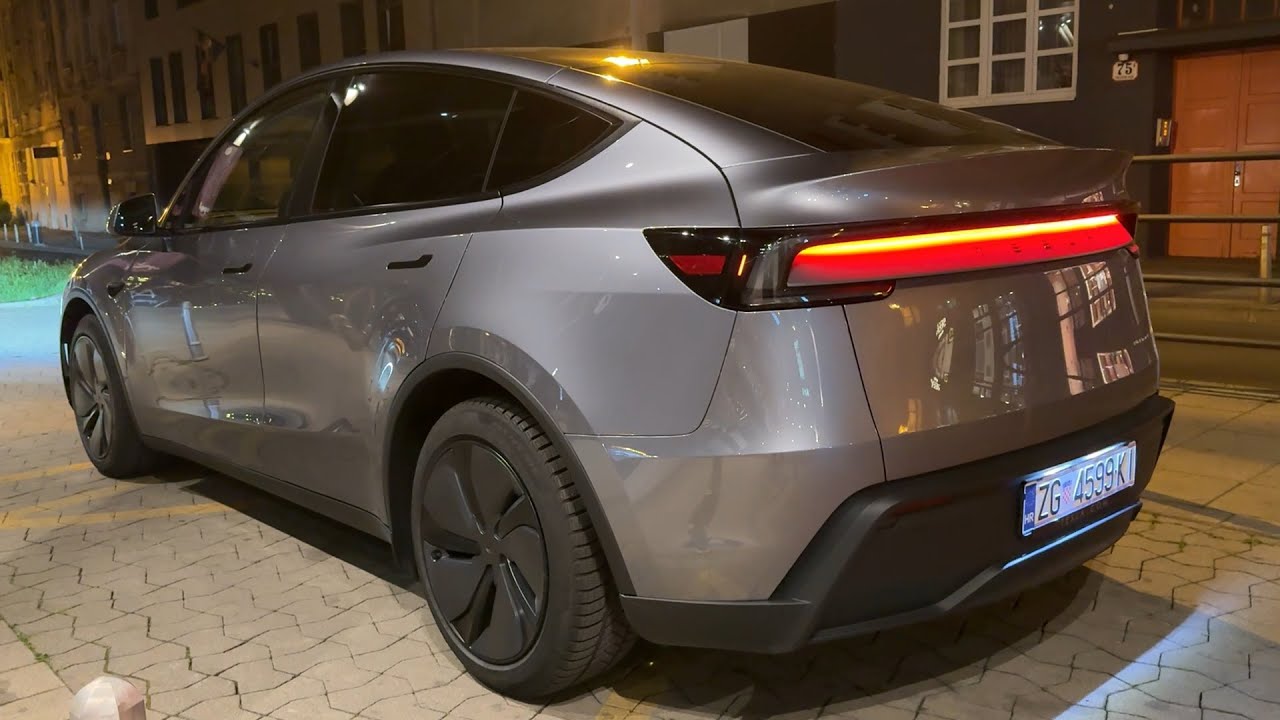 TESLA MODEL Y FACELIFT (Juniper) 2025 - REVIEW at night (IMPRESSIVE LIGHTS)