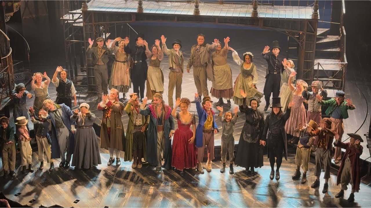 Oliver! the Musical - Simon Lipkin, Ava Brennan, Billy Jenkins (Curtain Call)
