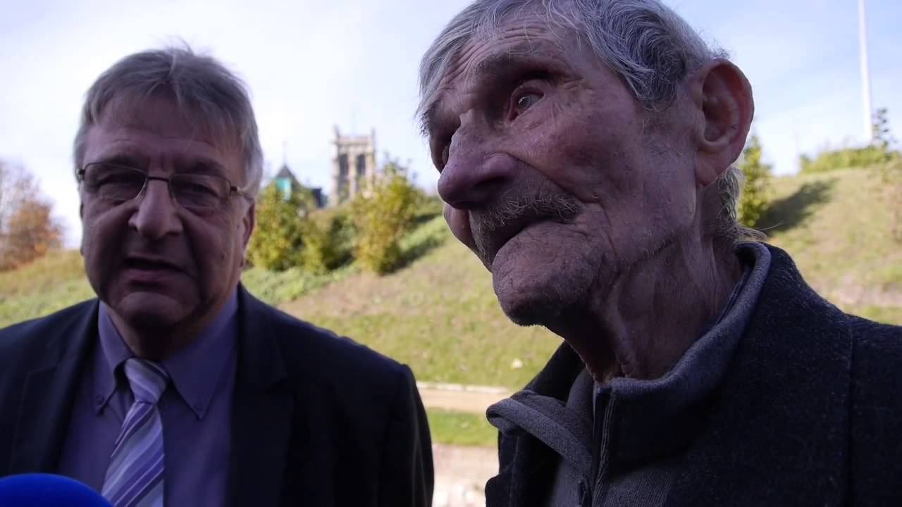 Christian Lecerf et Raymond Gur&ecirc;me, ancien prisonnier tsigane &agrave; Darn&eacute;tal