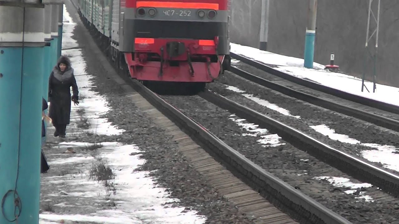 Бабку чуть не сбил поезд