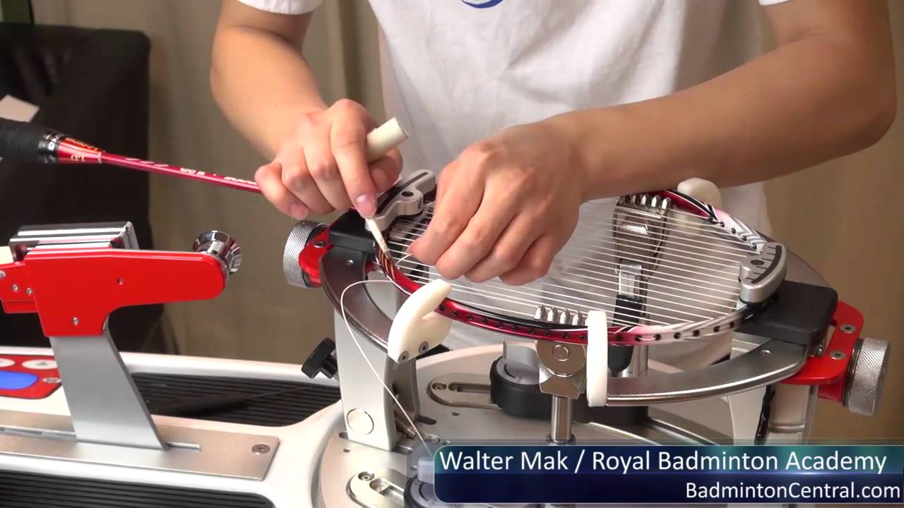 Walter Mak strings a badminton racket in 11 mins 30 seconds - Badminton stringing