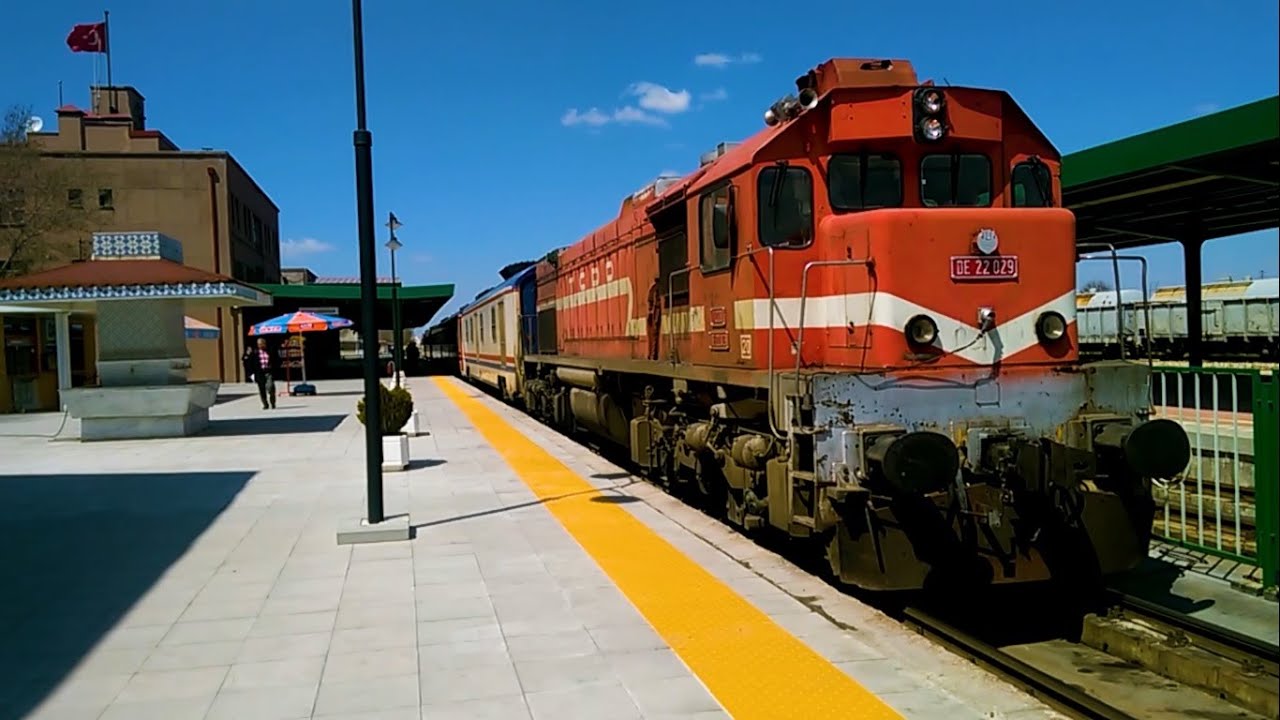 TCDD DH7000, DE 11, 18, 22, 24, 33, 36 ve HT65000 (arşiv videosu)
