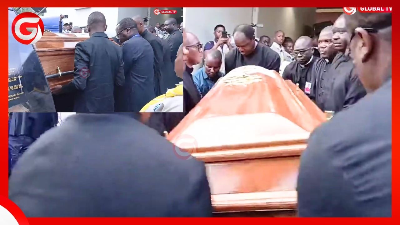 VIDEO: MAPADRI WALIVYOSHUSHA JENEZA LENYE MWILI wa KARDINALI PENGO KWENYE GARI KULIPELEKA KANISANI