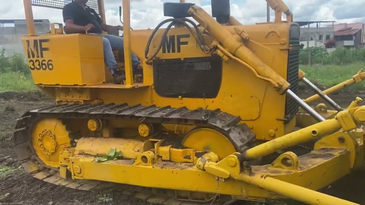 Testando Trator de Esteira Massey Ferguson 3366