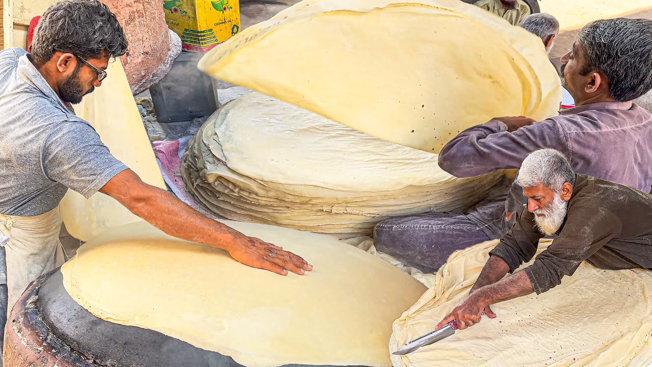 World's Biggest Rumali Roti l Roll And Samosa Patti - Manda Roti Recipe & Live Making l Street Food