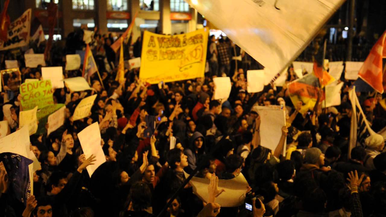 Manifestantes canta hino rio-grandense