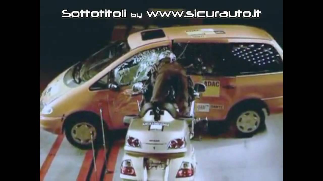 Honda Goldwing, crash test ADAC. La prima moto con l'airbag [SUB ITA]