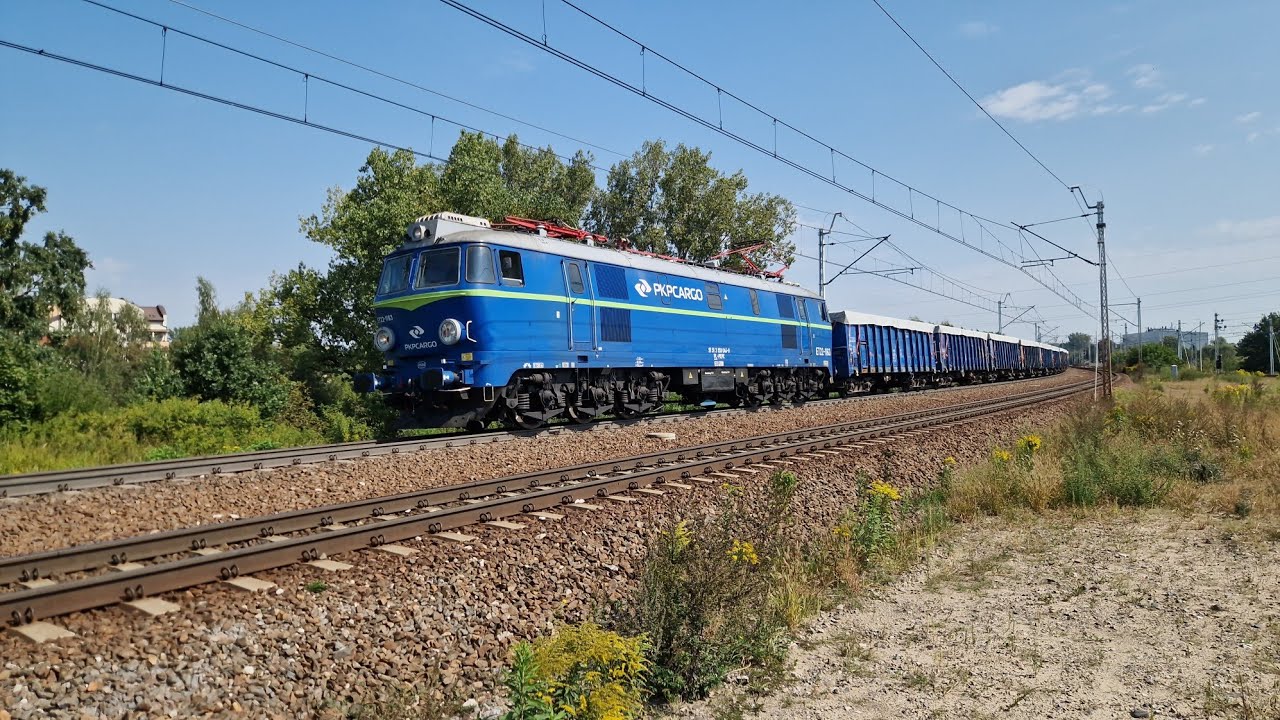 ET22-1163 ze składem węglarek, przejeżdża w okolicach ul. Janowskiej w Lublinie 30.08.2024