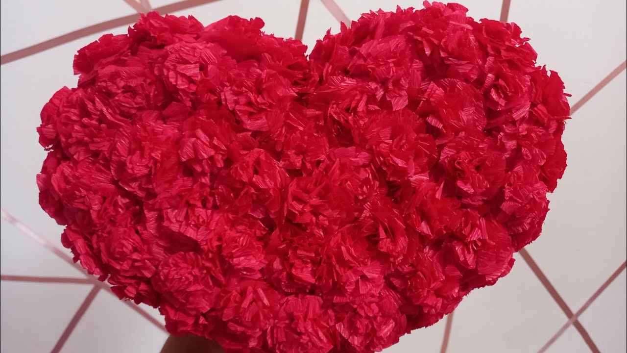 Como fazer um arranjo de coração de papel crepom vermelho