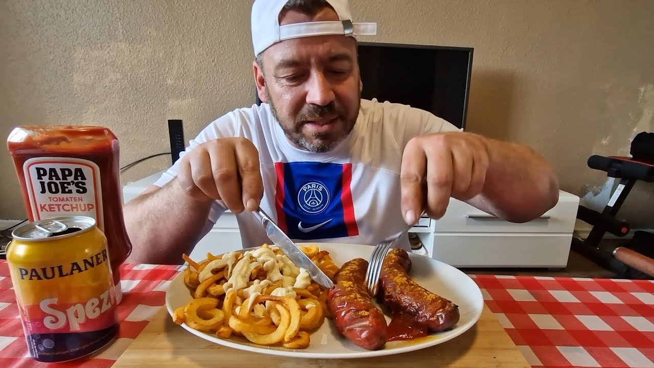 Currywurst mit Pommes  und Paulaner  Spezi