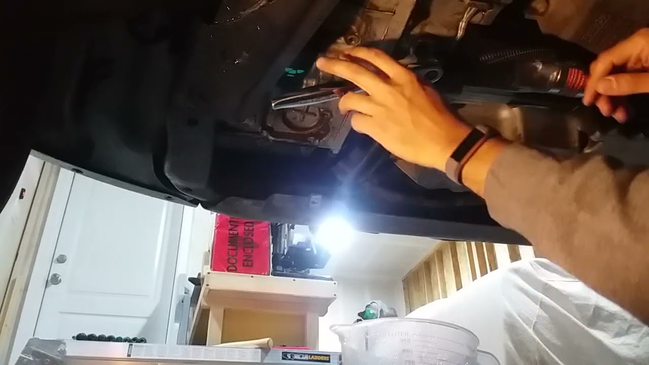 Замена трансмиссионной жидкости Land Rover LR2/FREELANDER 2, часть 1 со снятой пробкой
