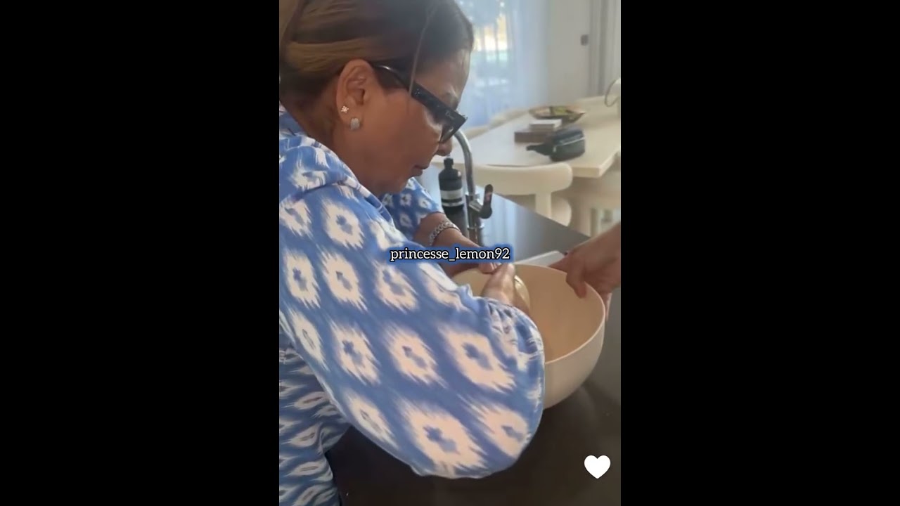 Sarah Fraisou et sa famille déguste un œuf géant