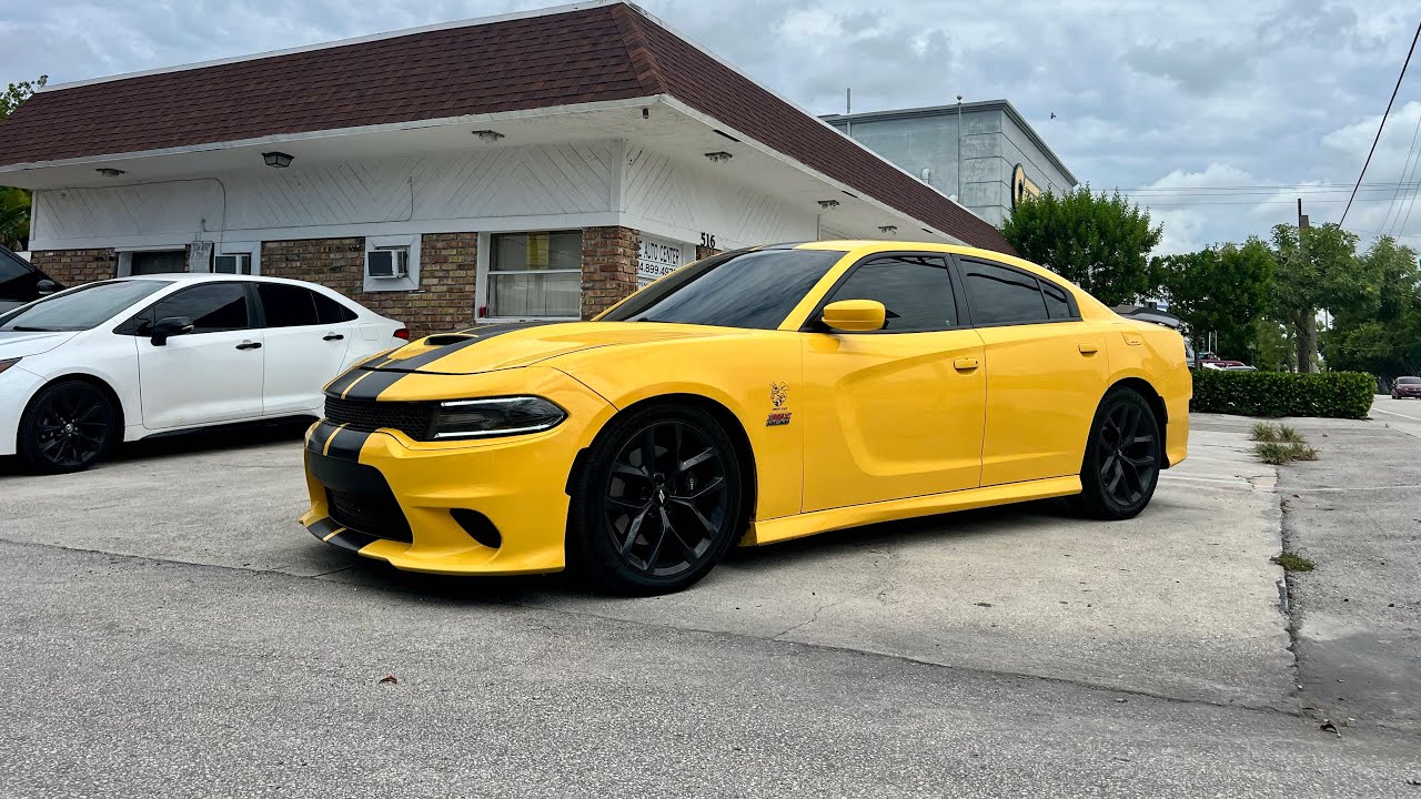 Dodge Charger RT Scat Pack 2018 — смелый и мощный четырехдверный маслкар.