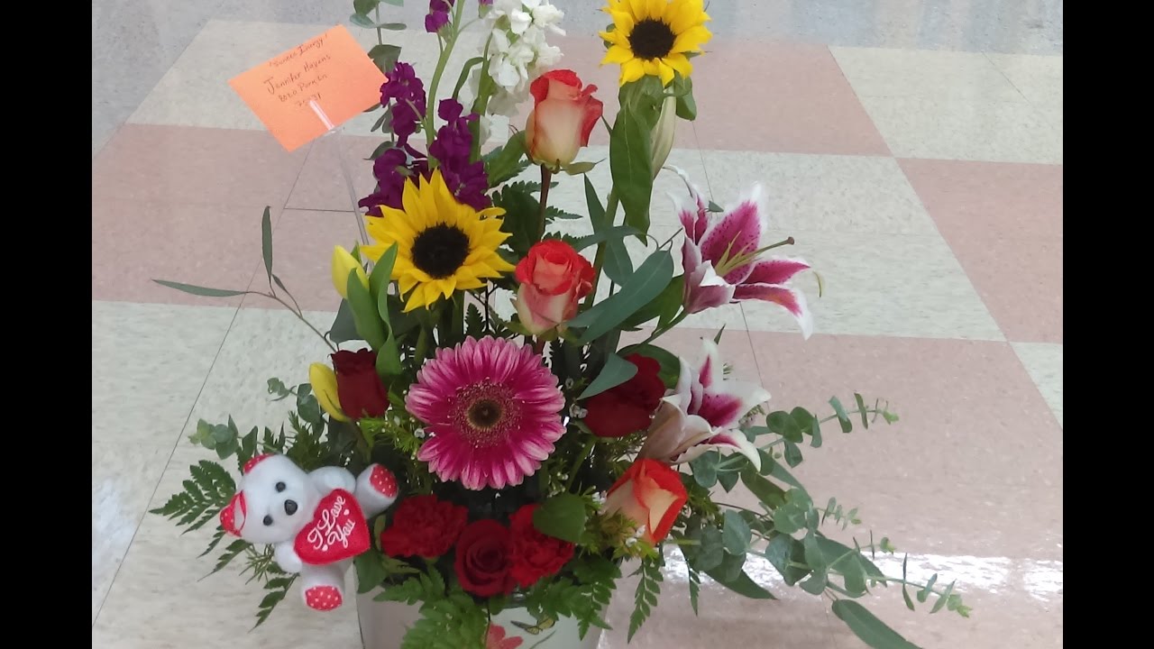 Has un arreglo floral bien facil.