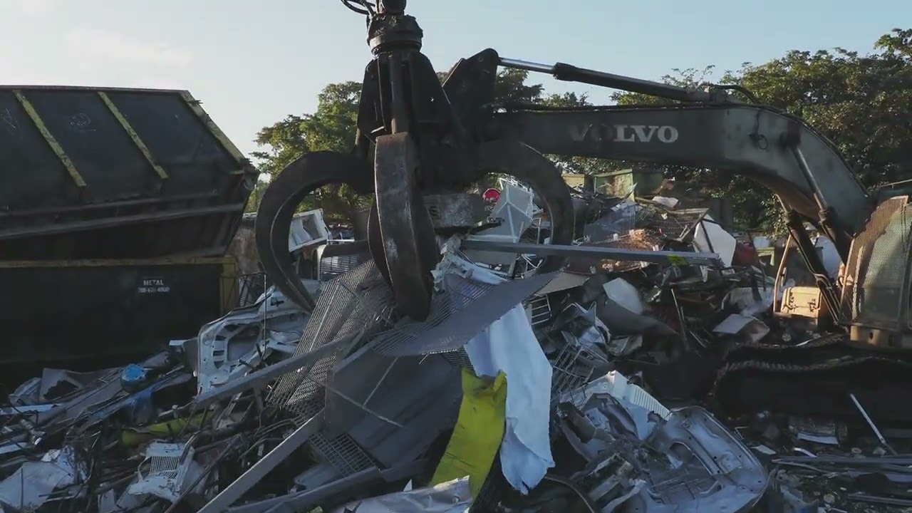 thiis  #1 scrap trailer  was straight-up terrifying