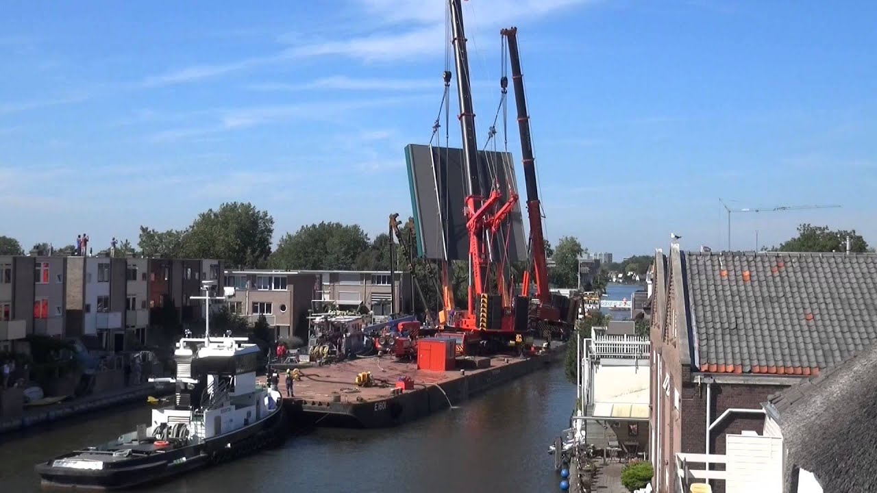 Bouwkranen vallen op huizen Alphen aan den Rijn