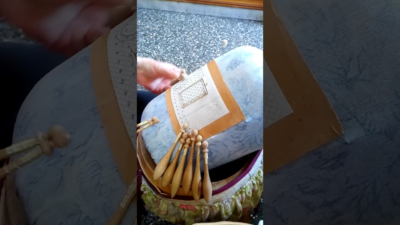Come lavorare il tombolo gioiello agganciandosi alla struttura metallica