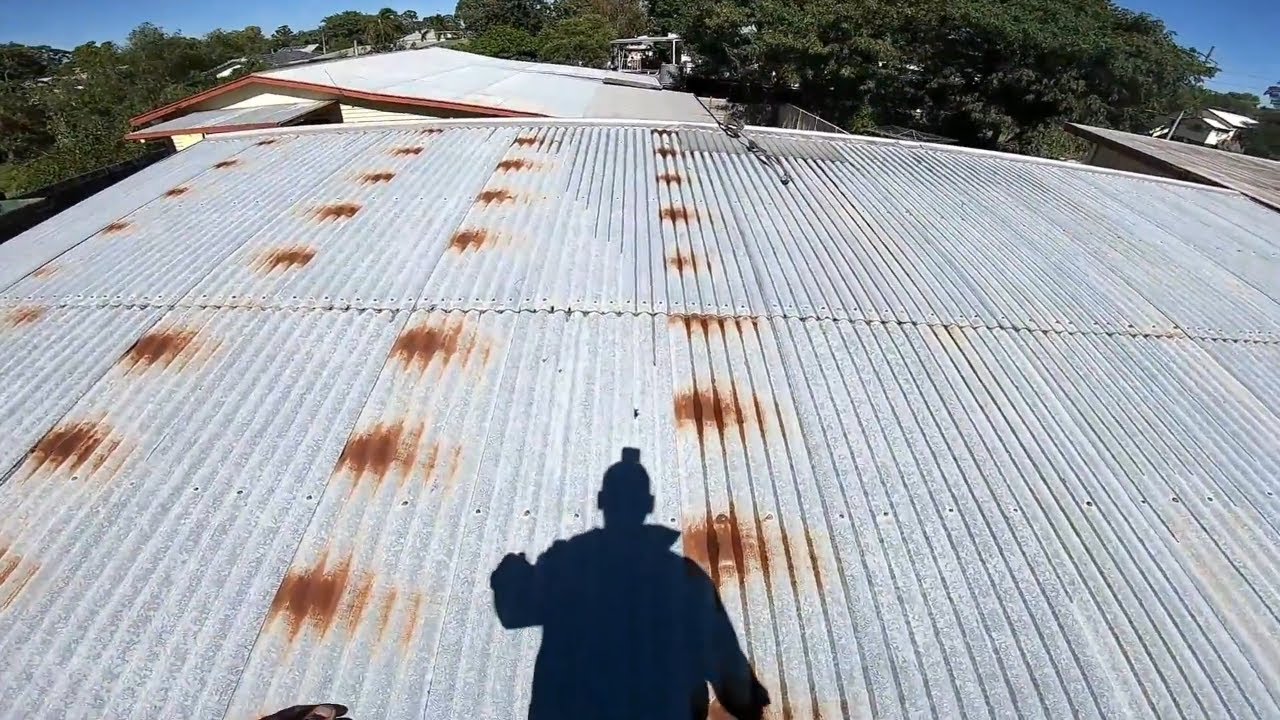 Rusty tin roof preparation for painting with airless spraying
