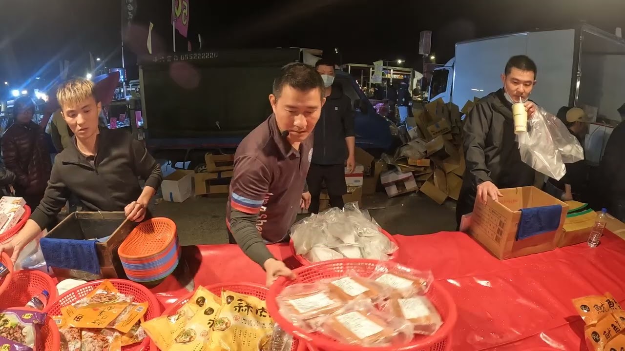 14  大成蜜汁雞腿先拿錢的才會有優惠喔~老闆喊下去要再拿的就沒有囉~便宜又好吃的啦~ #嘉義趙又廷 #全晟海產 #週六斗南夜市 #海鮮拍賣 #海鮮叫賣