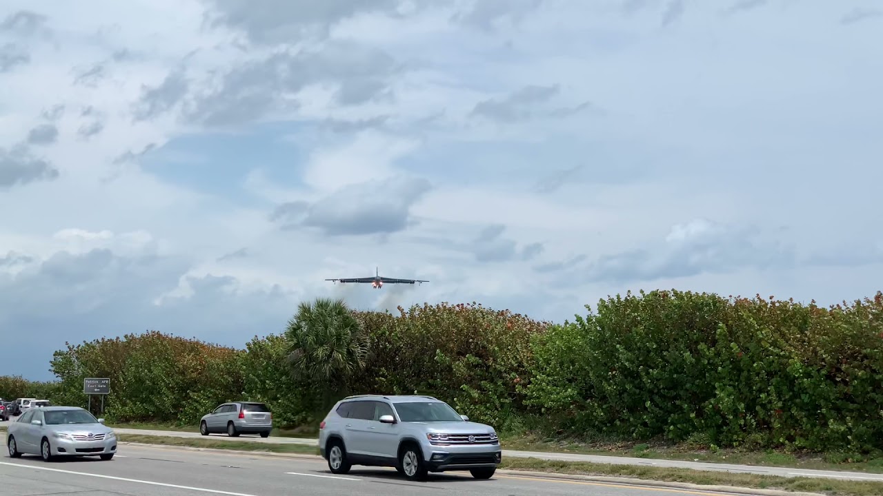 Screamin&rsquo; B-52 Landing