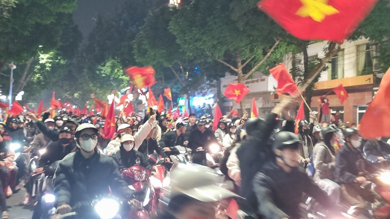 'BÃO' LỚN Ở HỒ GƯƠM! VIETNAM FANS ON ROAD FOR CHAMPION AT ASEAN CUP 2024