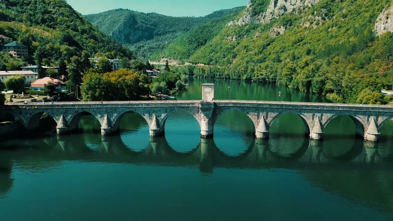 /Pogled dronom 4K/ Majka Drina kroz Višegrad...