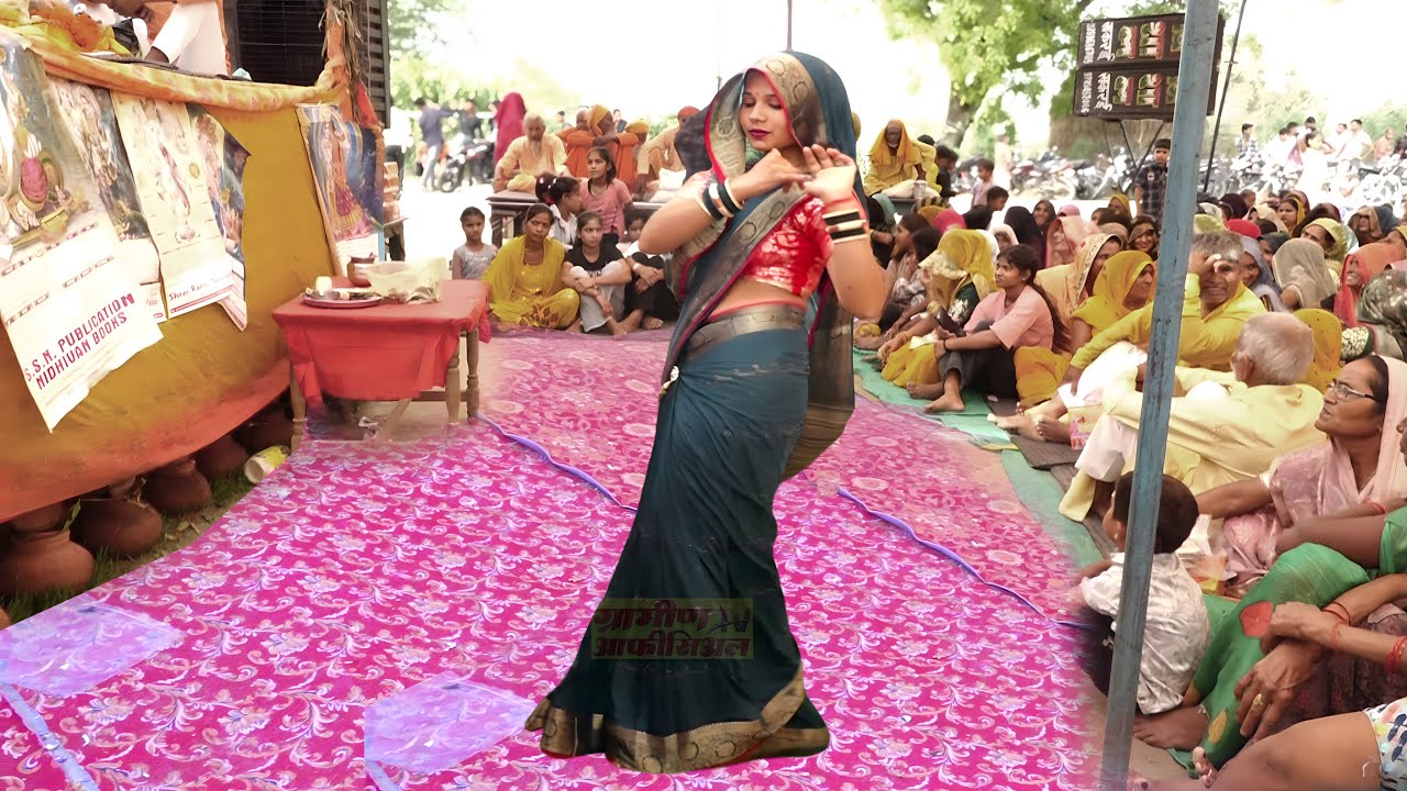 एटा नगरिया में प्रधान की साली ने पहली बार कर दिया सबसे टॉप डांस 