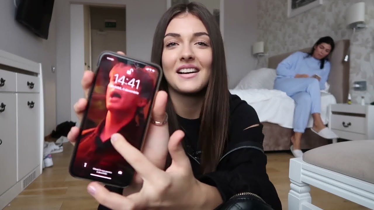 Ce se află în GEANTA unei fete de 17 ani?🤭