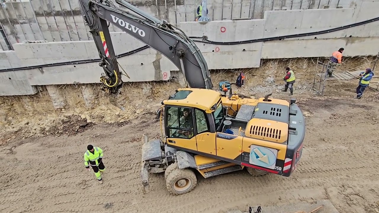 Volvo EW205D рыхлит скальный грунт на строительстве подпорных стен 