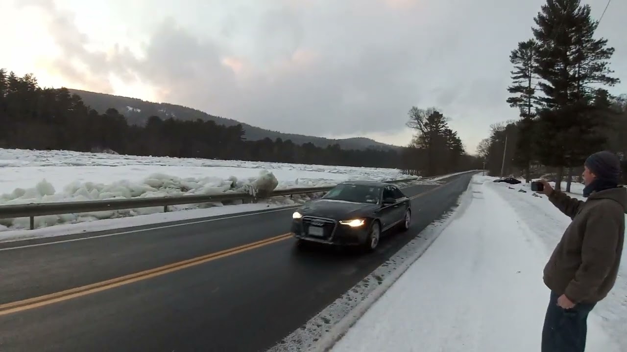 Ice jam breaks on the Hudson River