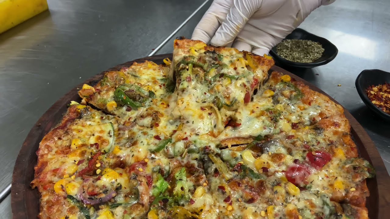 Farmhouse Pizza | Restaurant Style Thin Crust Farmhouse Pizza | Healthy Pizza Recipe |