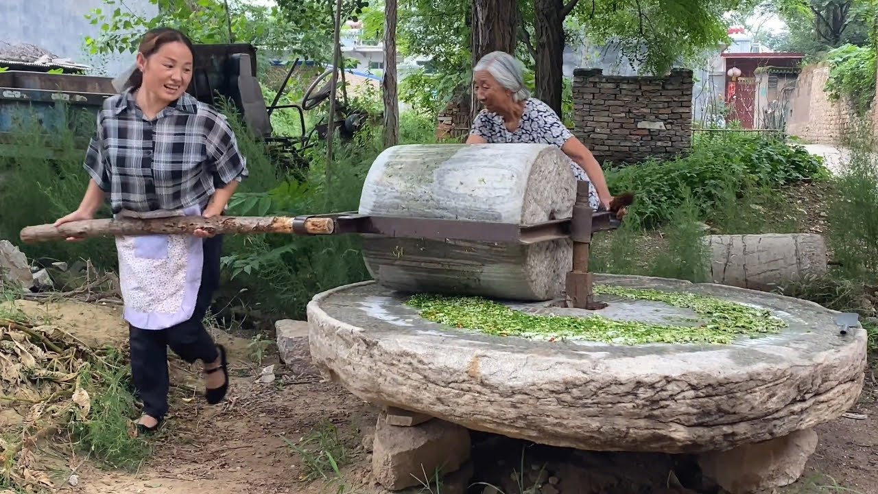 农村山上采一兜野韭菜花，传统石碾酿成韭菜花酱，韭香浓郁超下饭【农村棉儿姐】