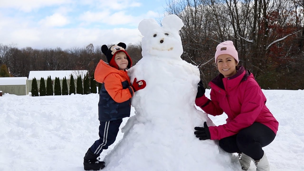 BUILDING A MICKEY MOUSE SNOWMAN!