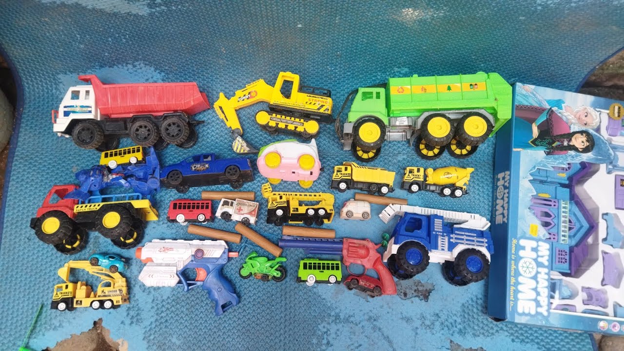 mengumpulkan mainan mobil mobilan,mobil truk sampah,mobil bus tayo,mobil crane,mobil molen