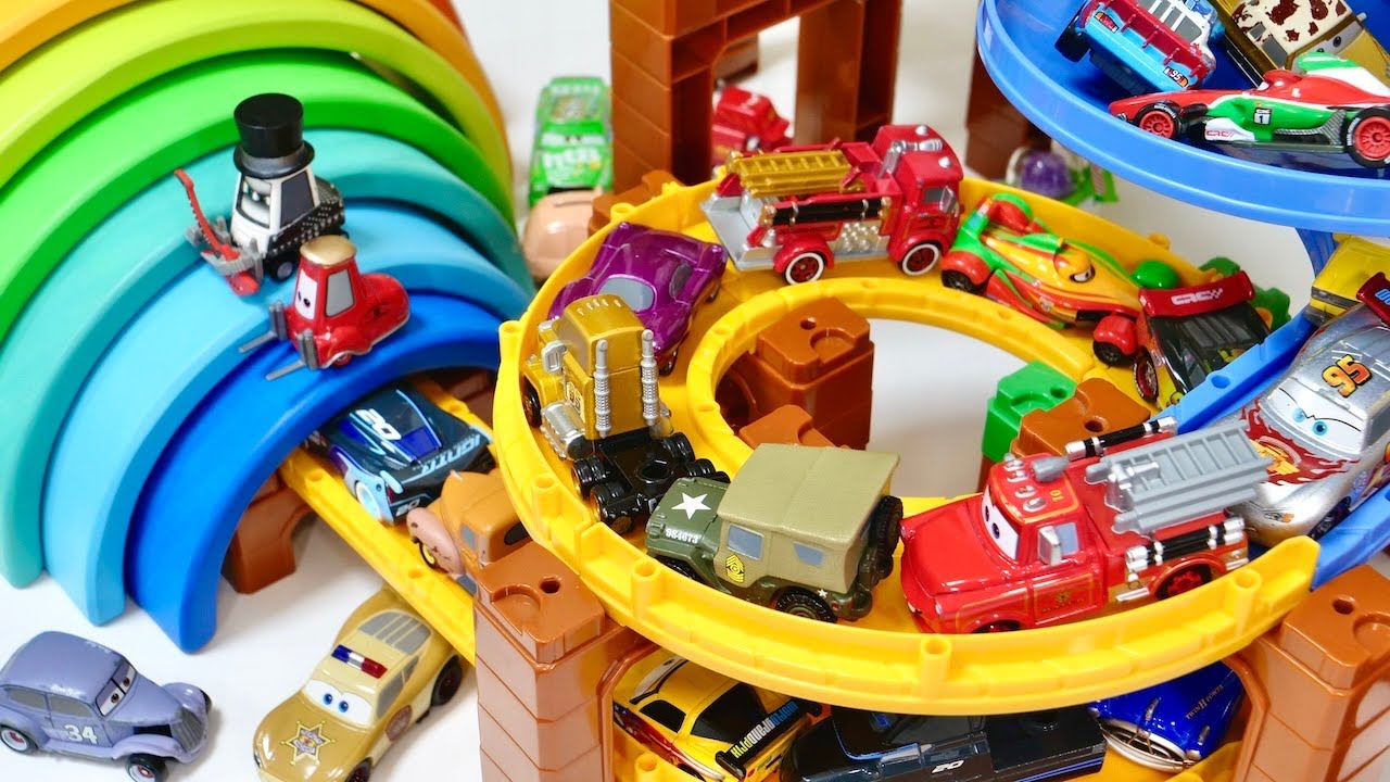Disney Pixar Cars tomica toys☆ カーズのミニカーがくるくる坂道を走行して虹色のトンネル通るよ♪