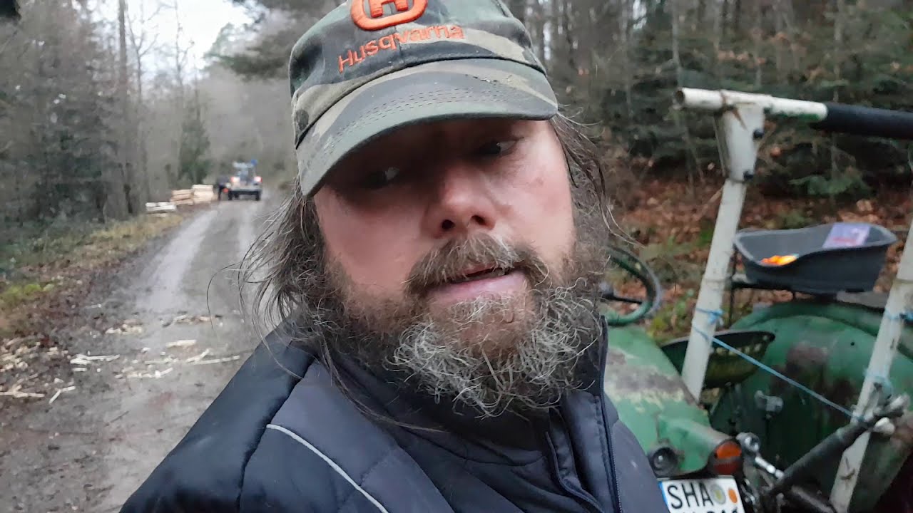 Brennholz spalten mit Alex dem Binderberger 40 Tonen Giant und einem Ford Traktor