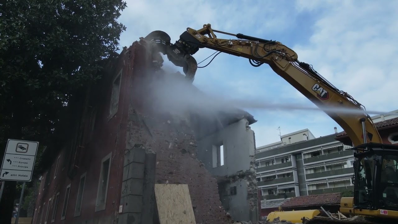 DEMOLIZIONE EDIFICIO STORICO | CAT 323 NG