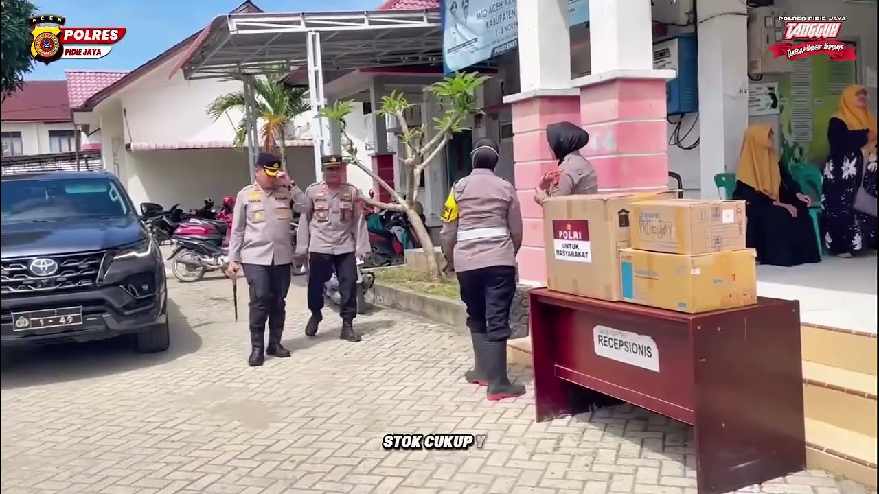 Kapolres Pidie Jaya Serahkan Bantuan Obat obatan Kapolda Aceh kepada Korban Banjir di Meureudu