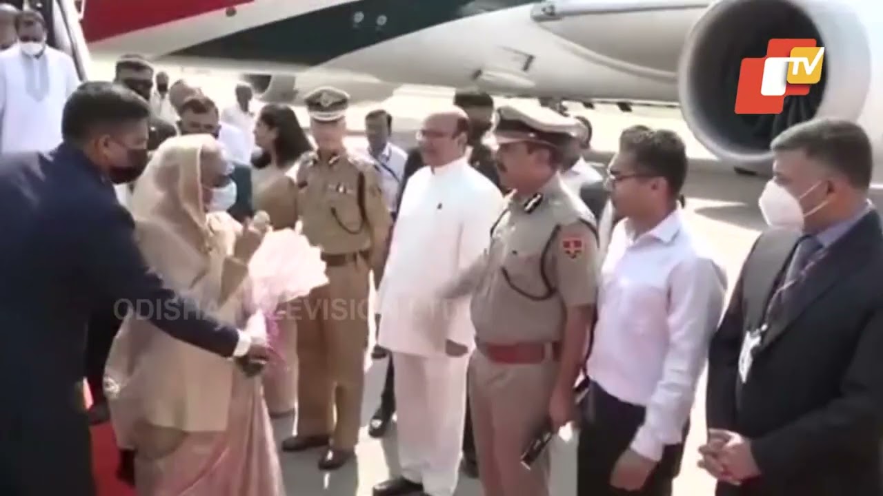 #Watch : Bangladesh PM Hasina shakes a leg with artists at Jaipur airport