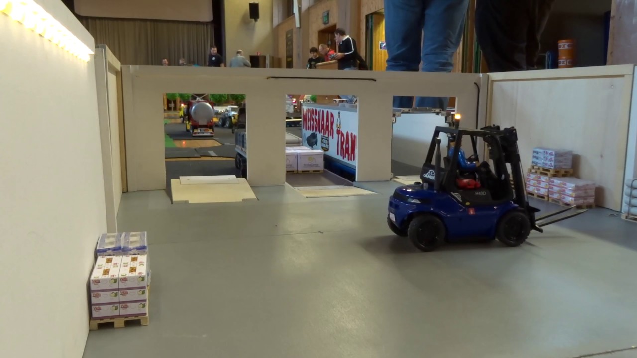 Carson Stapler belädt LKW