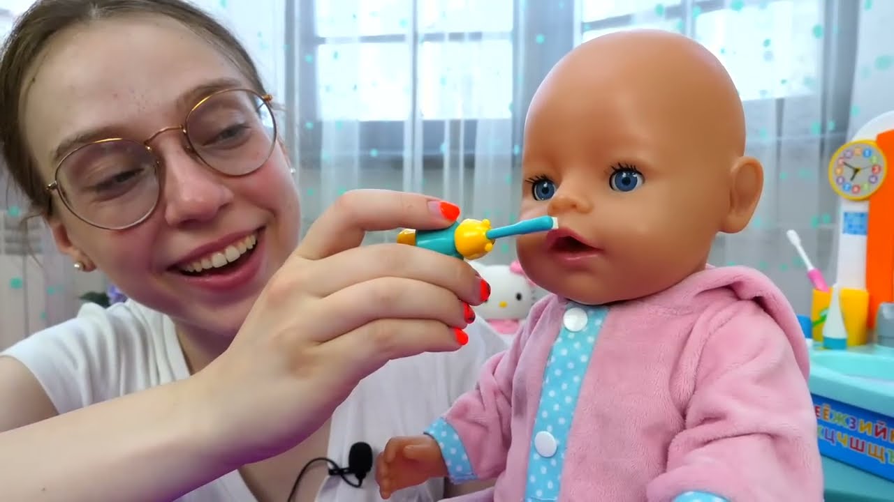 Muovailuvaha-hammasl&auml;&auml;k&auml;ri & Baby Born -nukke. Pese hampaat nukkejen ja lelujen kanssa.
