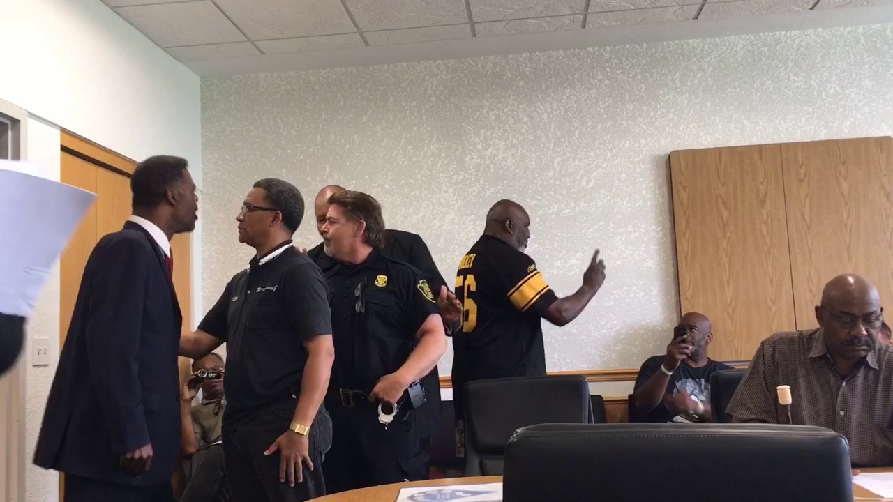 Flint councilman angered by recall leader, tells officer to 'call his mama'