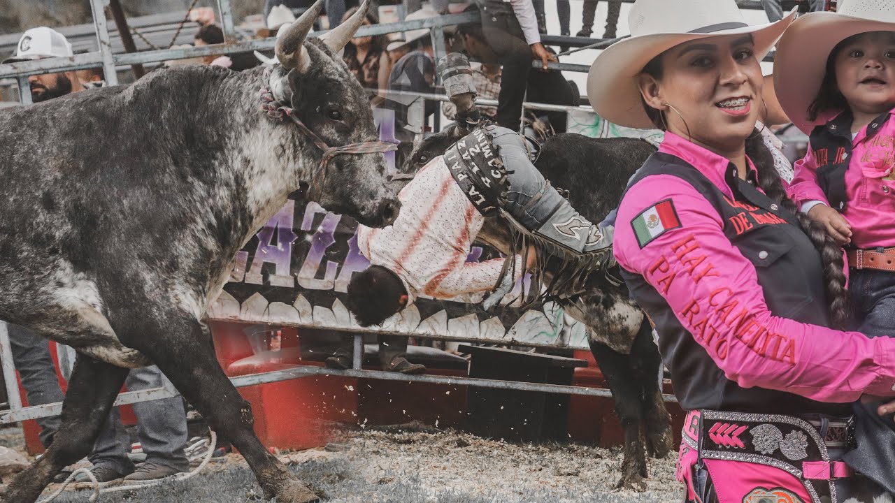 ¡LA MUJER JINETE DE URUAPAN Y LOS IMPRESIONANTES TOROS DE LOS GAONA EN JICALAN, URUAPAN!