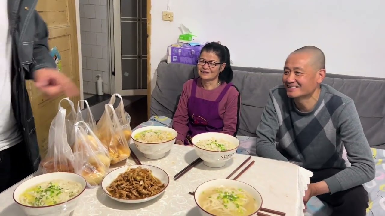 爷仨4月工资提现，老爹身兼两份工作超过儿婿，老妈：多亏孩子们